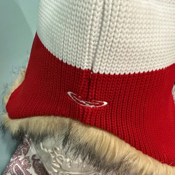 Red and White unisex adult bench GONGSHOW Hockey Hat w/Faux Fur Trim - Picture 3 of 8